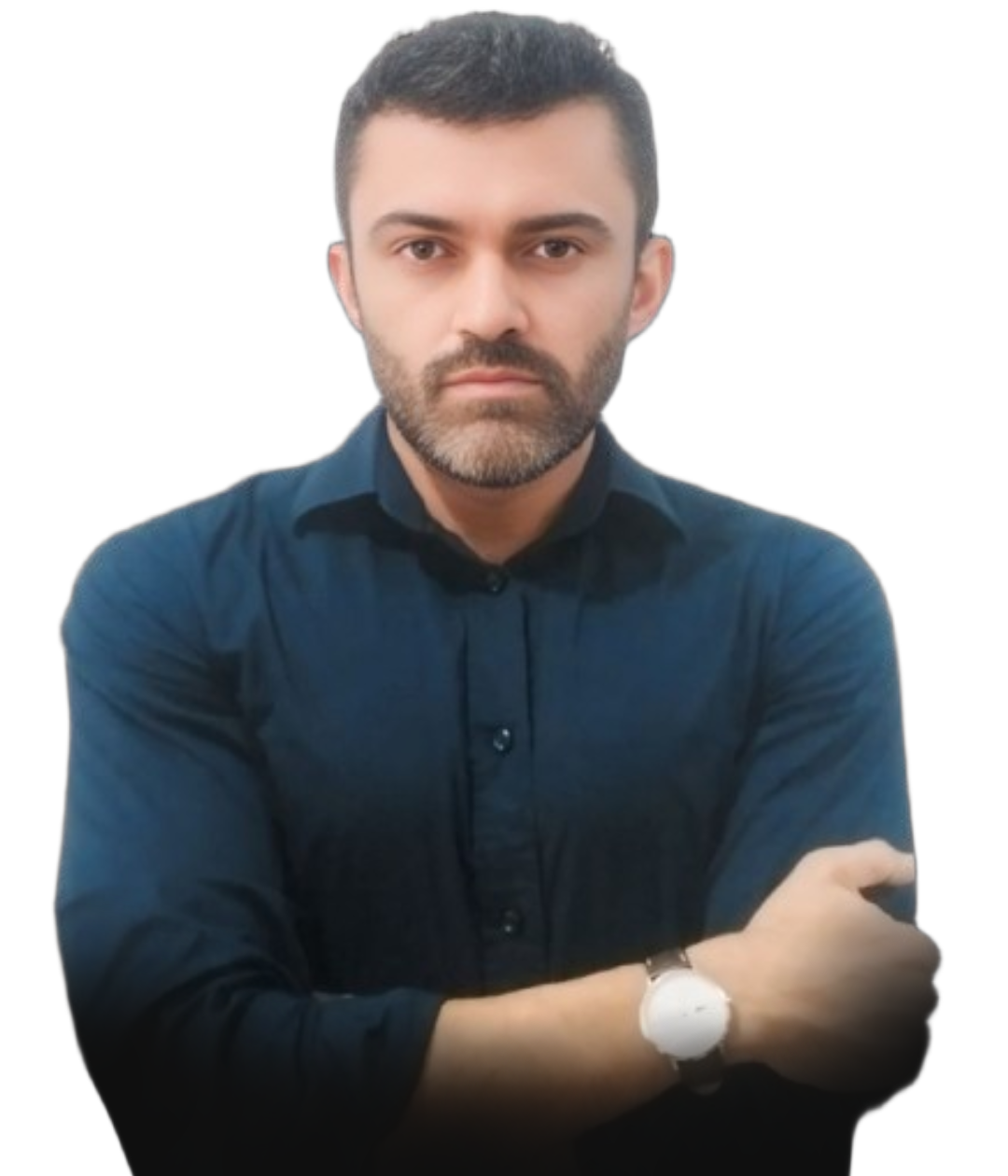 Imagem mentor Isaque, braços cruzados e camisa social.